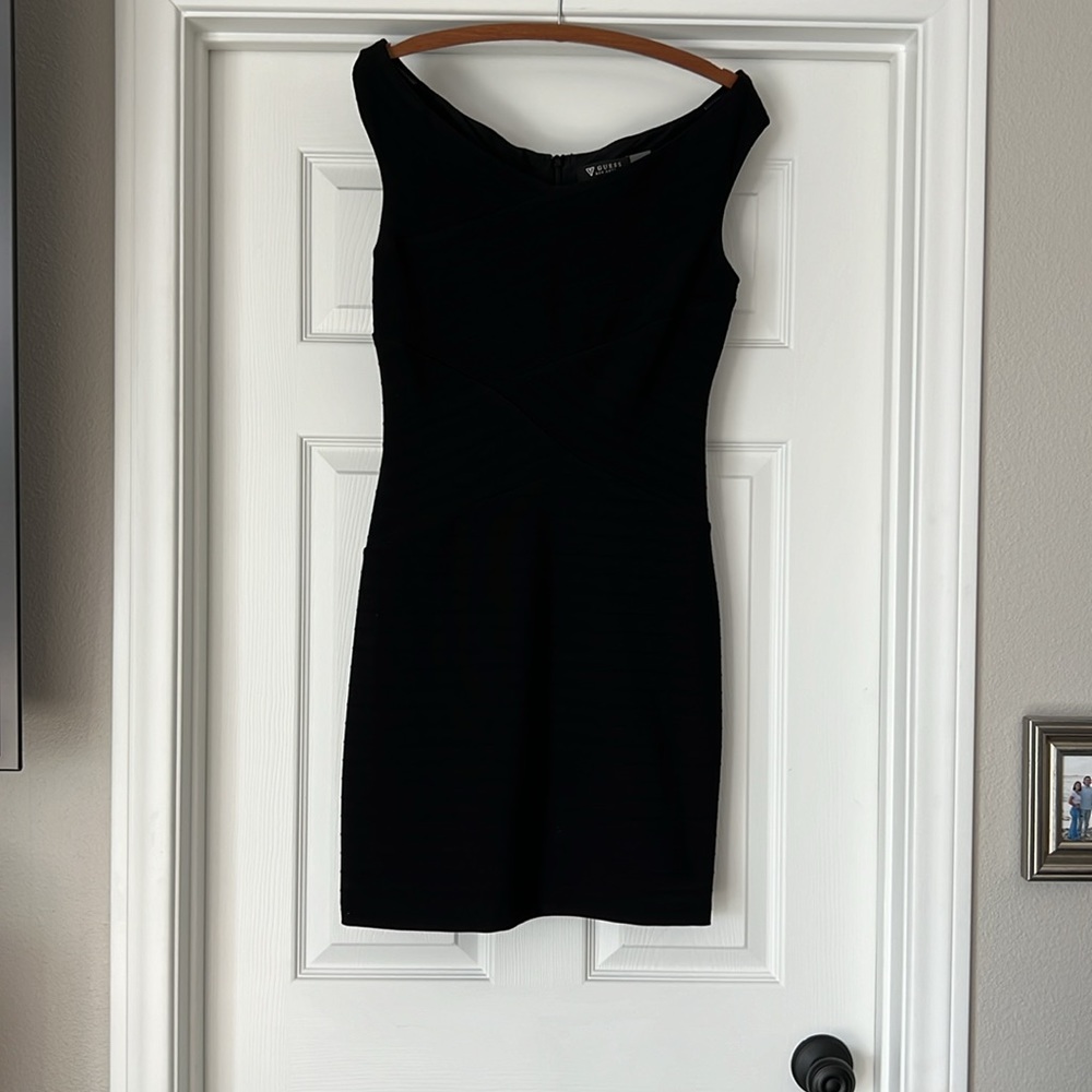 Guess Black Off-the-Shoulder Sweetheart Cap Sleeve Sheath Dress 10"